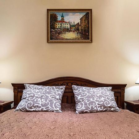 Bed & Breakfast In Downtown Lviv Exteriör bild